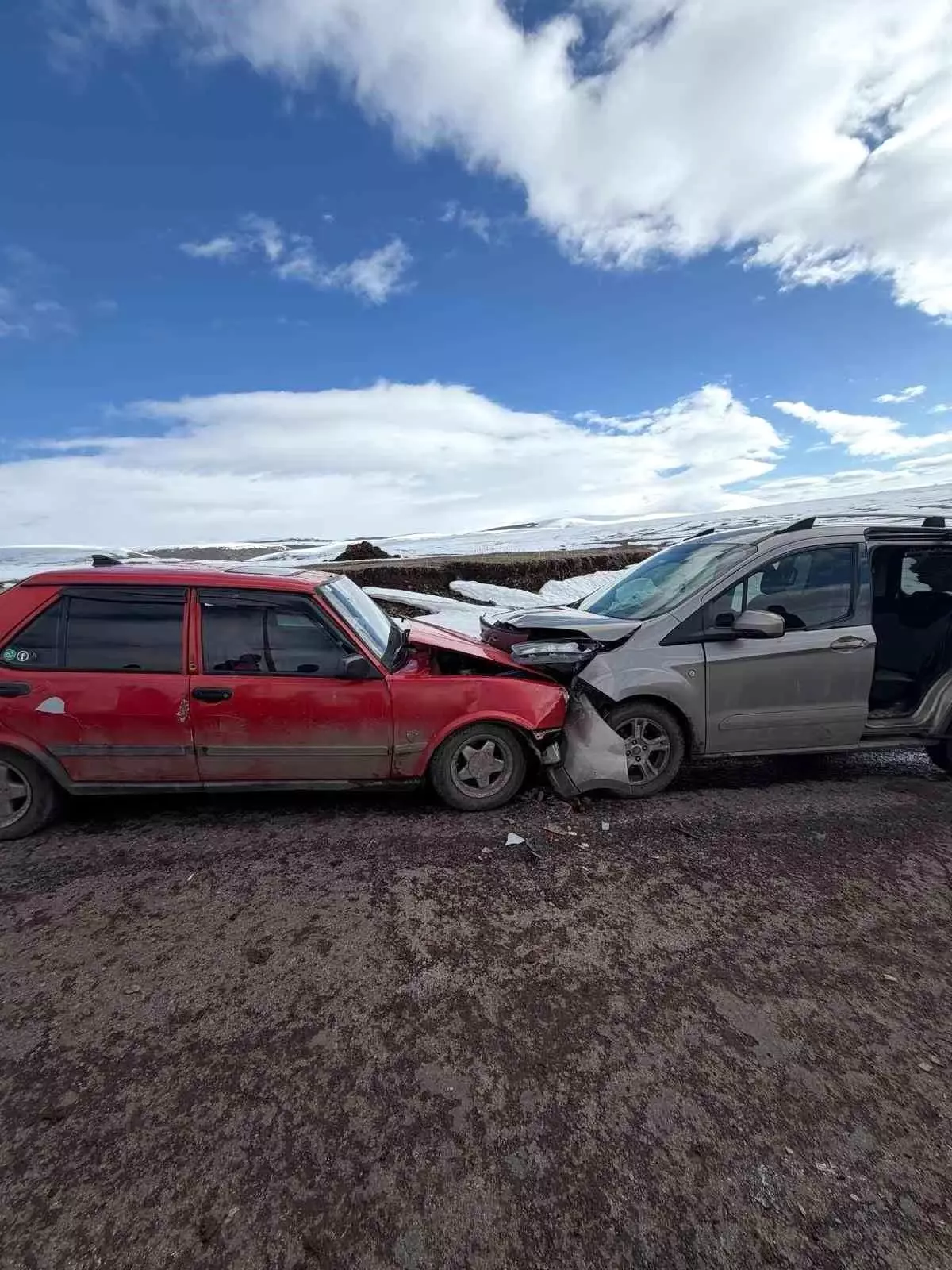 Ardahan\'da Trafik Kazası: 2 Yaralı