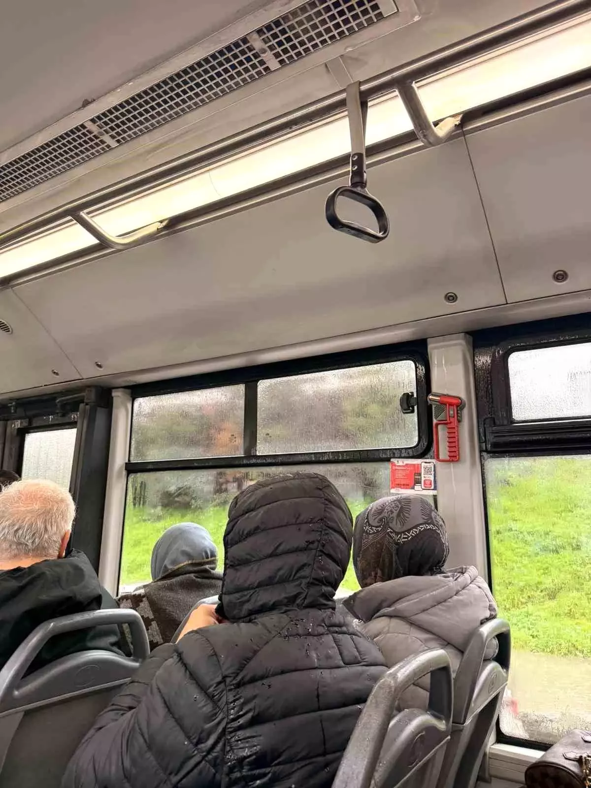 Arnavutköy\'de belediye otobüsünün tavanından su aktı