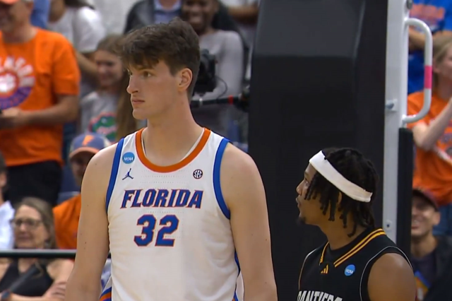 Boyu ayrı yaşı ayrı olay! 2.03'lük rakibi yanında cüce gibi kalıyor Boyu ayrı yaşı ayrı olay! 2.03'lük rakibi yanında cüce gibi kalıyor