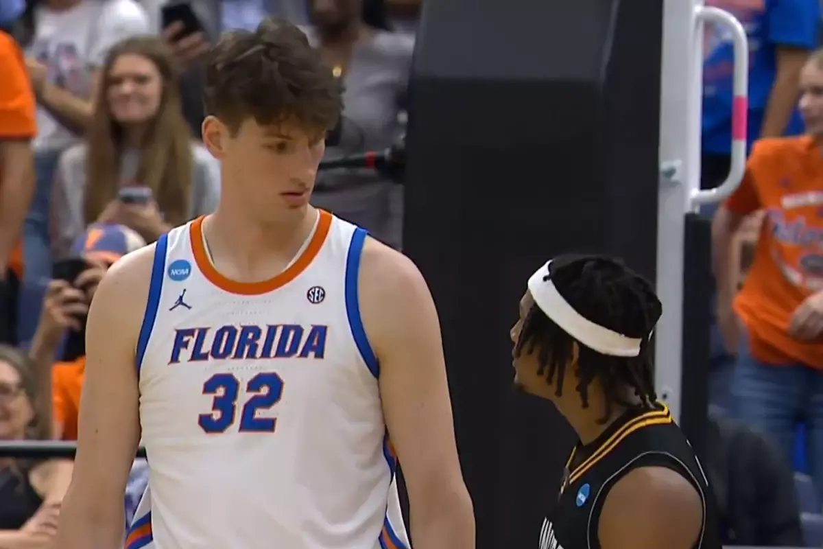 Boyu ayrı yaşı ayrı olay! 2.03\'lük rakibi yanında cüce gibi kalıyor