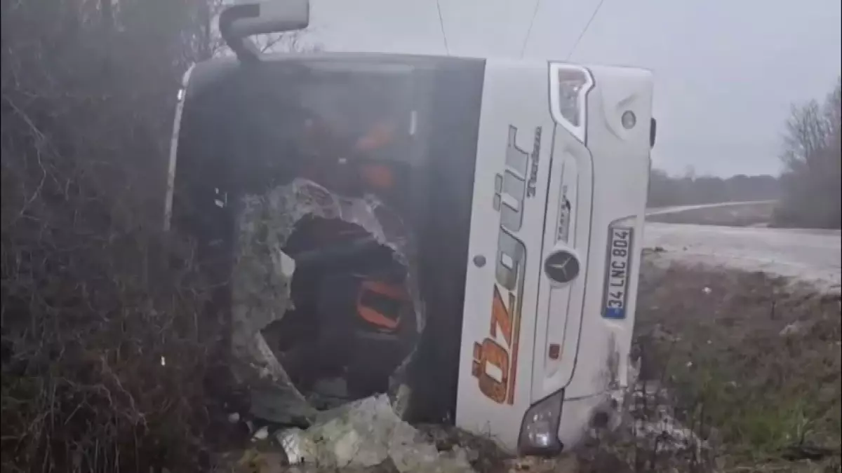 Çataca\'da Otobüs Devrildi