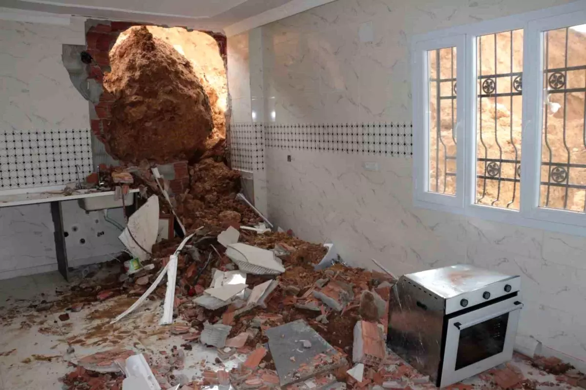 Cizre\'de Heyelan: Boş Ev Büyük Bir Felaketi Önledi