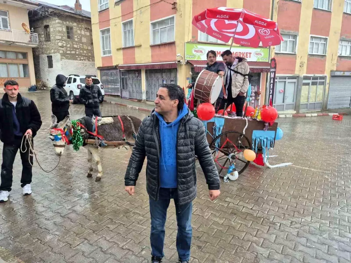 Yeşildağ\'da Ramazan Geleneği: Davulcular Eşek Arabasıyla Bahşiş Topladı