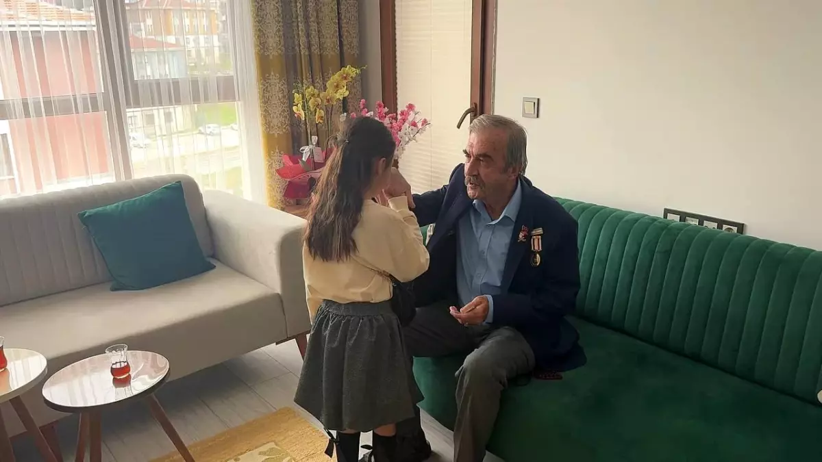 Depremzede Eroğlu ailesi yeni evlerinde ilk bayram sevincini yaşadı