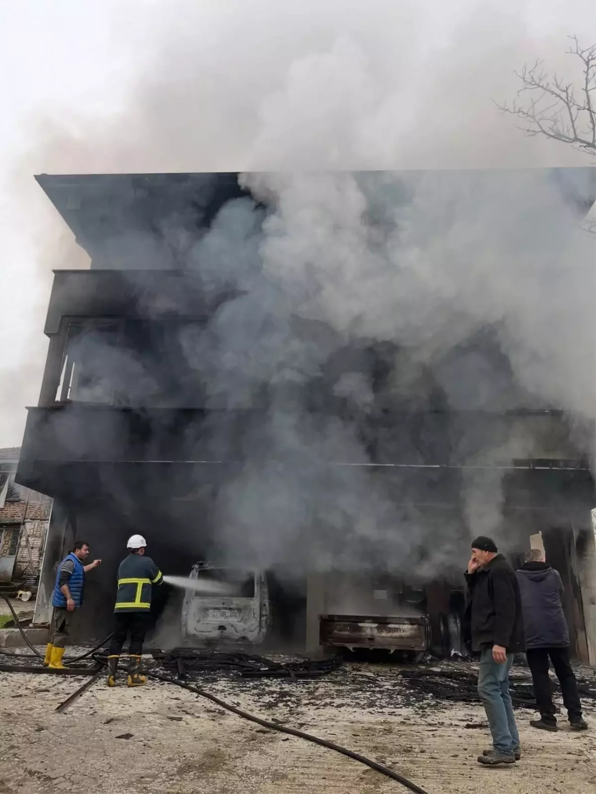 Düzce\'de Garaj Yangını: 6 Araç Yandı