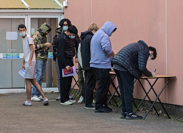 İngiltere'de korkutan salgın! Uzmanlar 'süper bulaşma' diyerek uyardı İngiltere'de korkutan salgın! Uzmanlar 'süper bulaşma' diyerek uyardı