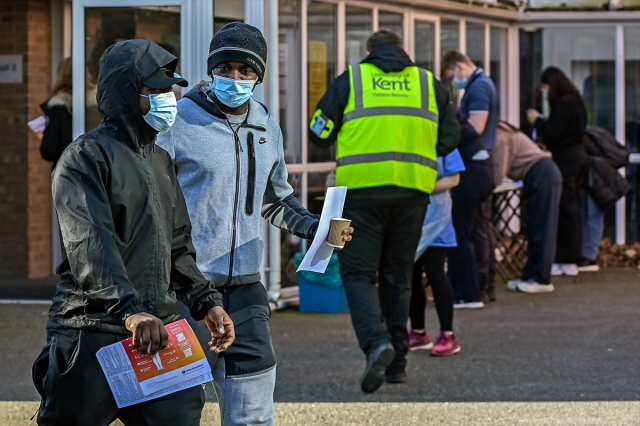 İngiltere'de korkutan salgın! Uzmanlar 'süper bulaşma' diyerek uyardı İngiltere'de korkutan salgın! Uzmanlar 'süper bulaşma' diyerek uyardı