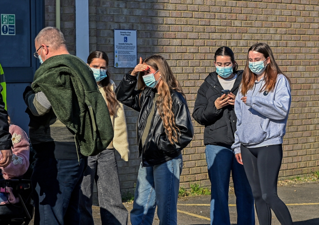 İngiltere'de korkutan salgın! Uzmanlar 'süper bulaşma' diyerek uyardı İngiltere'de korkutan salgın! Uzmanlar 'süper bulaşma' diyerek uyardı