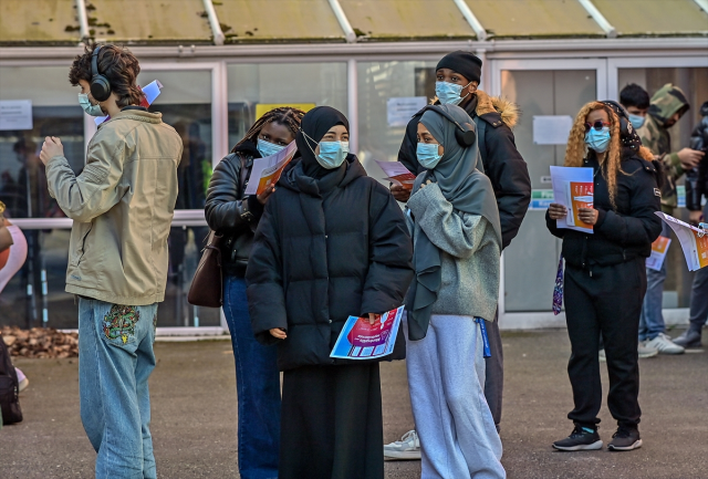 İngiltere'de korkutan salgın! Uzmanlar 'süper bulaşma' diyerek uyardı İngiltere'de korkutan salgın! Uzmanlar 'süper bulaşma' diyerek uyardı
