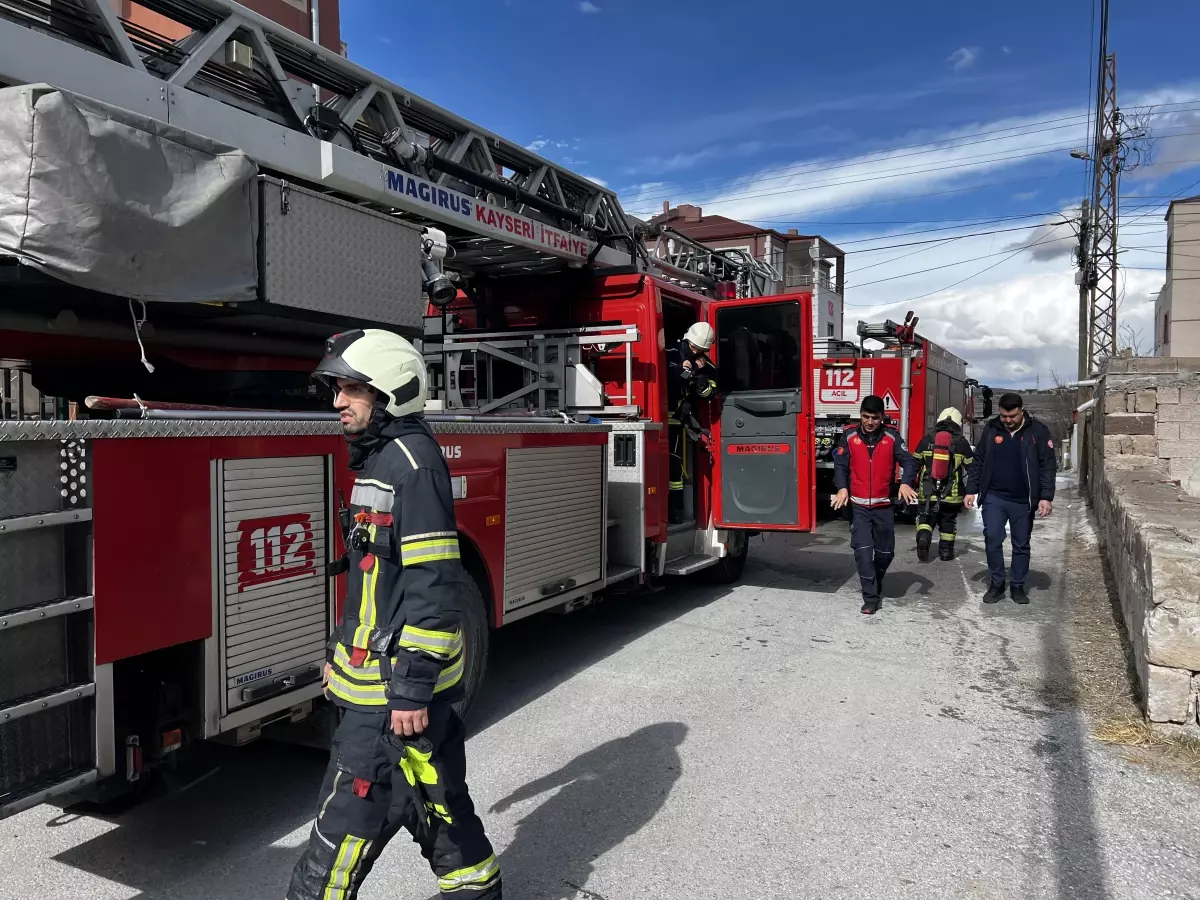 Kayseri\'de 3 Katlı Binada Yangın