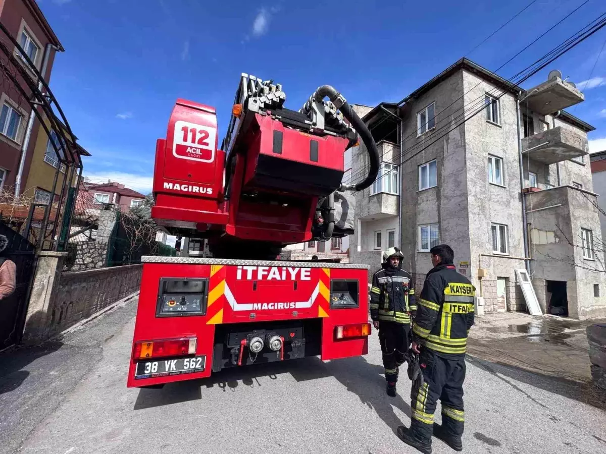 Kayseri\'de Ev Yangını: 2 Kişi Dumandan Etkilendi