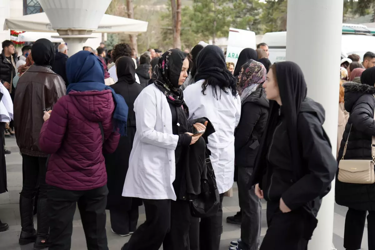 Kayseri\'de Trafik Kazası: Yaren Mercan Hayatını Kaybetti