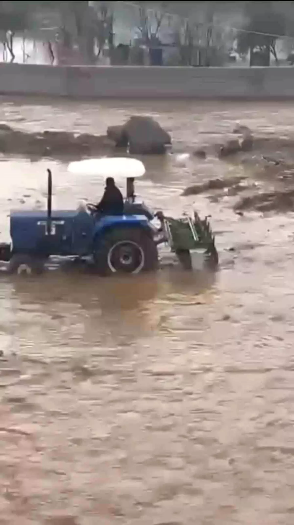 Nusaybin\'de Sağanak Yağış Hayatı Olumsuz Etkiledi