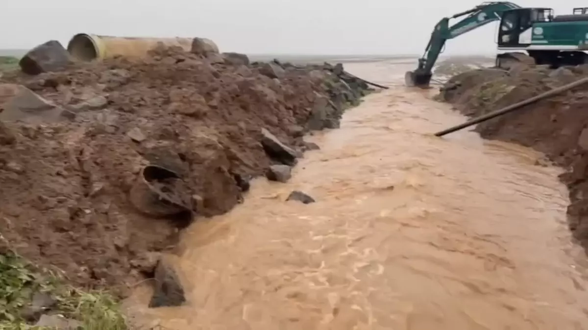 Nusaybin\'de Sağanak Yağış ve Dolu: Sokaklar Gölleştı