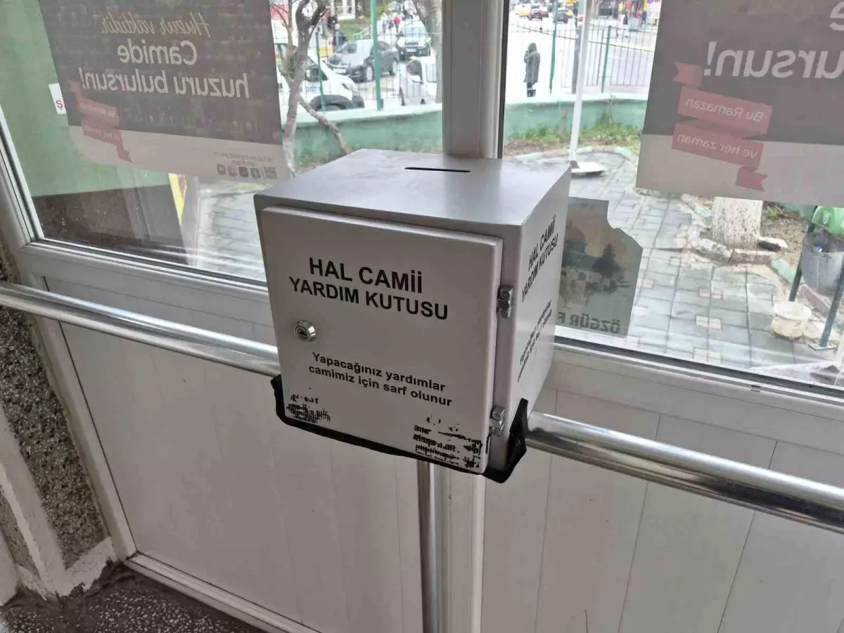 Hal Camii\'nde Sadaka Kutusuna Hırsızlık