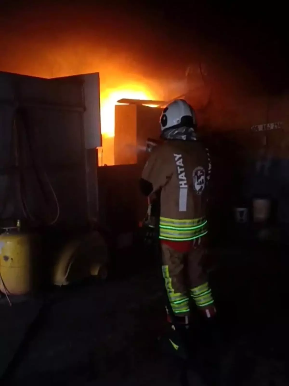 Reyhanlı\'da iş yeri alevlere teslim oldu