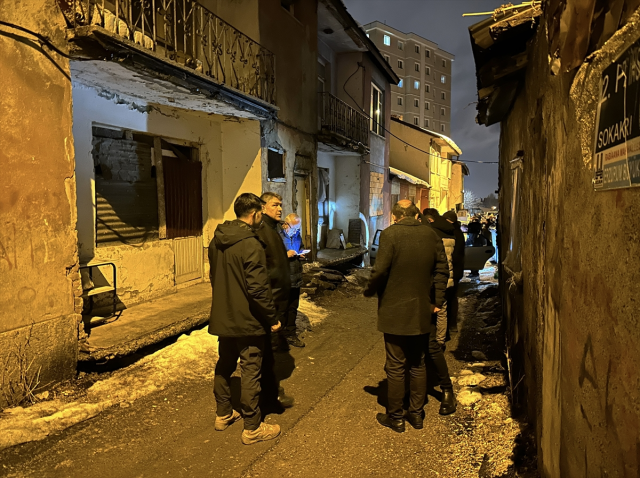 Sokakta boğazından bıçaklanmış halde ölü olarak bulundu