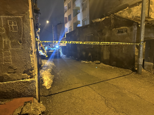 Sokakta boğazından bıçaklanmış halde ölü olarak bulundu