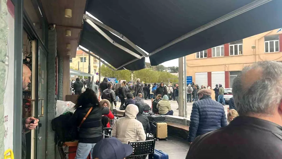 Türk Tatilciler Midilli\'de Mahsur Kaldı