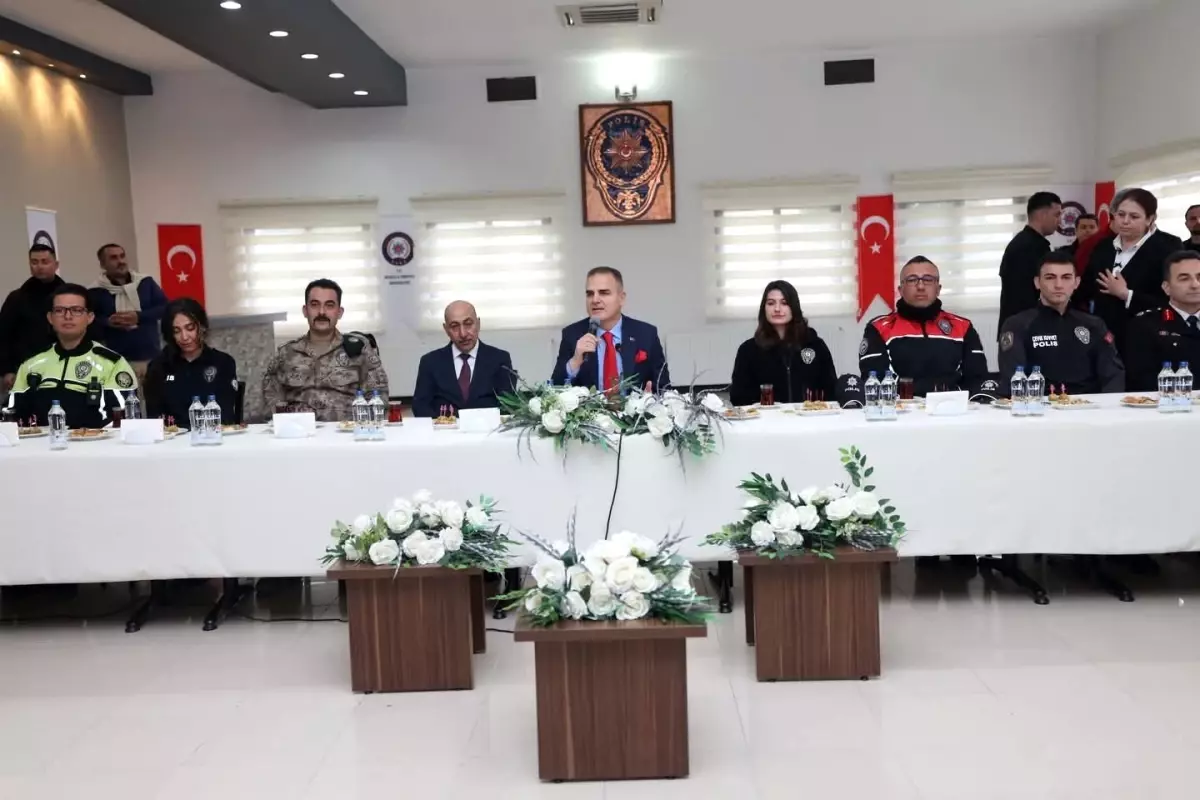 Vali Akbıyık, Bayramda Güvenlik Güçlerini Ziyaret Etti