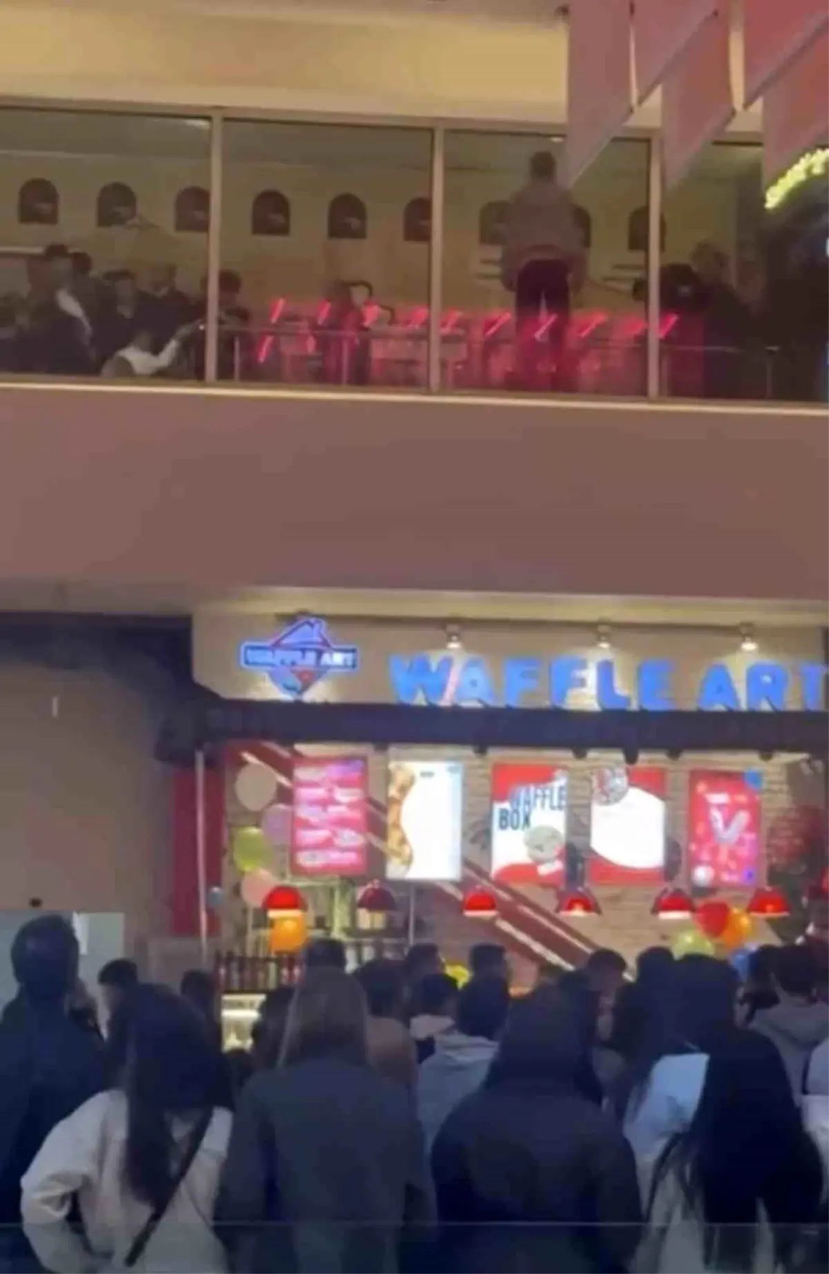 Bursa\'da AVM\'de Meydan Kavgası