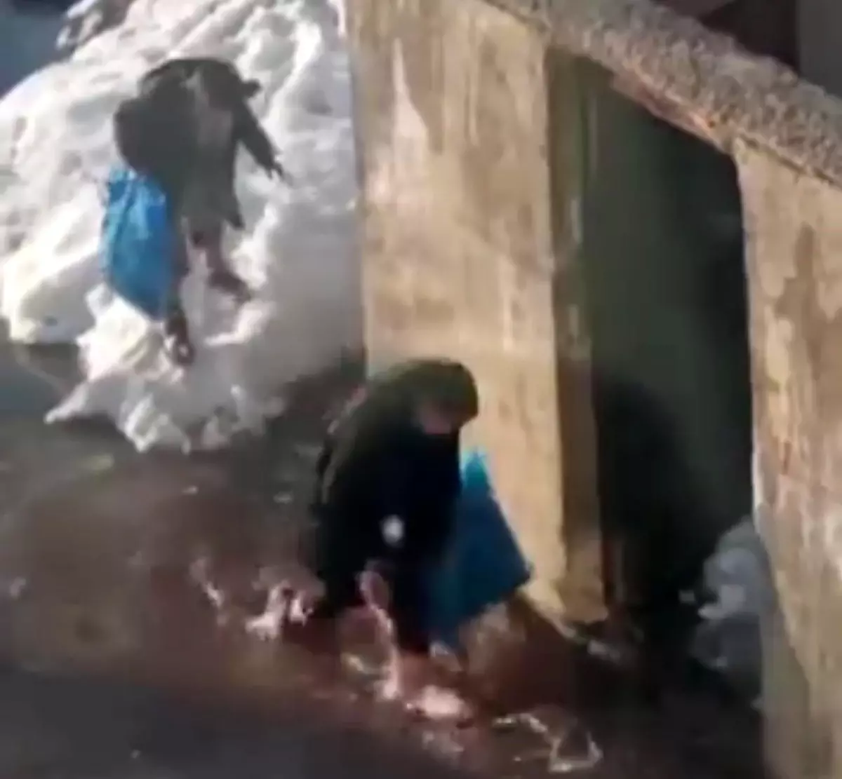 Yüksekova\'da çocukların sular altında kalan yollarda şeker mesaisi