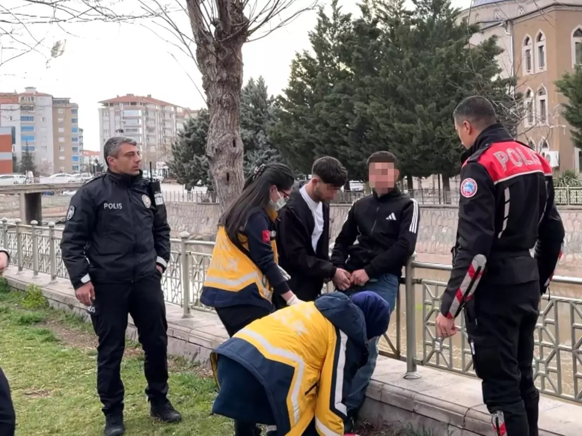 Aksaray\'da Parkta Bıçaklı Kavga