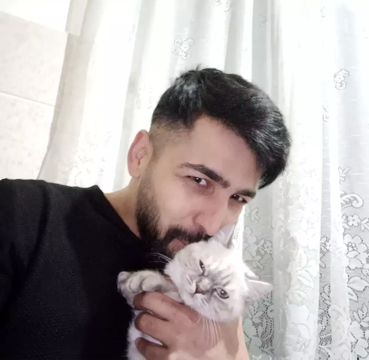 Antalya\'da evde ölü bulunan gencin teyzesinden yürek yakan ağıt: "Dayanamam ben, içim yanıyor"