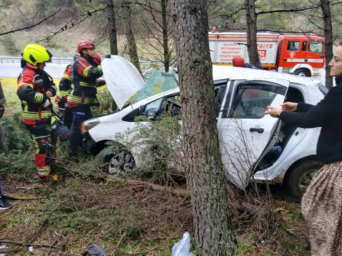 Balıkesir\'de Otomobil Ormana Uçtu