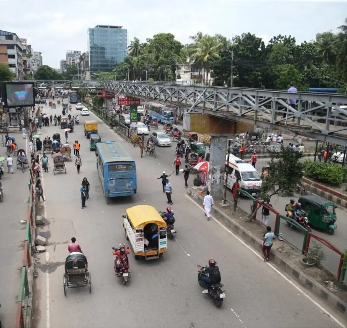 Bangladeş\'te Otobüs-Tren Kazası: 12 Ölü
