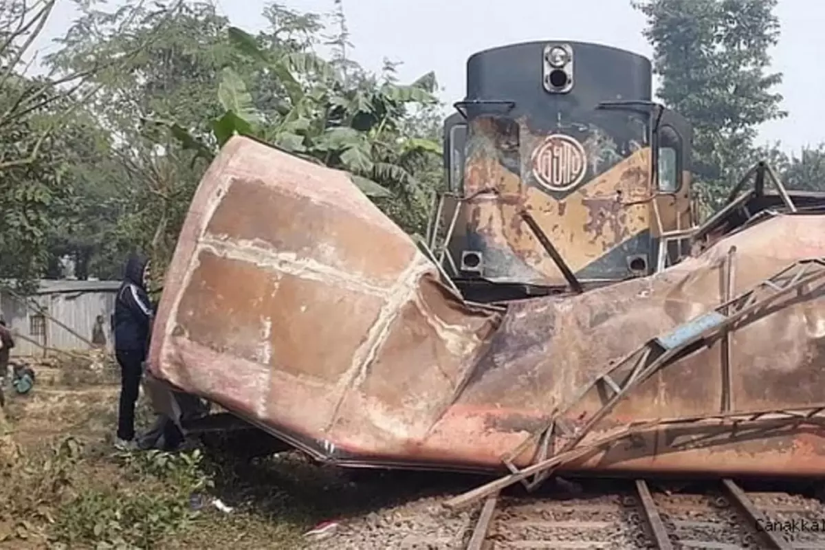 Bangladeş\'te tren ve otobüs çarpıştı:12 ölü