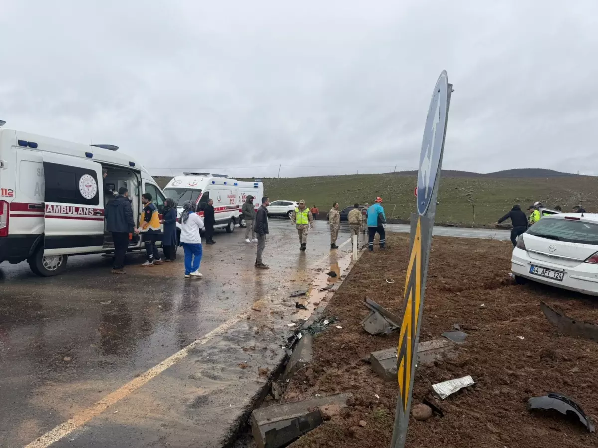 Bingöl\'de Kaza: 1 Ağır, 13 Yaralı