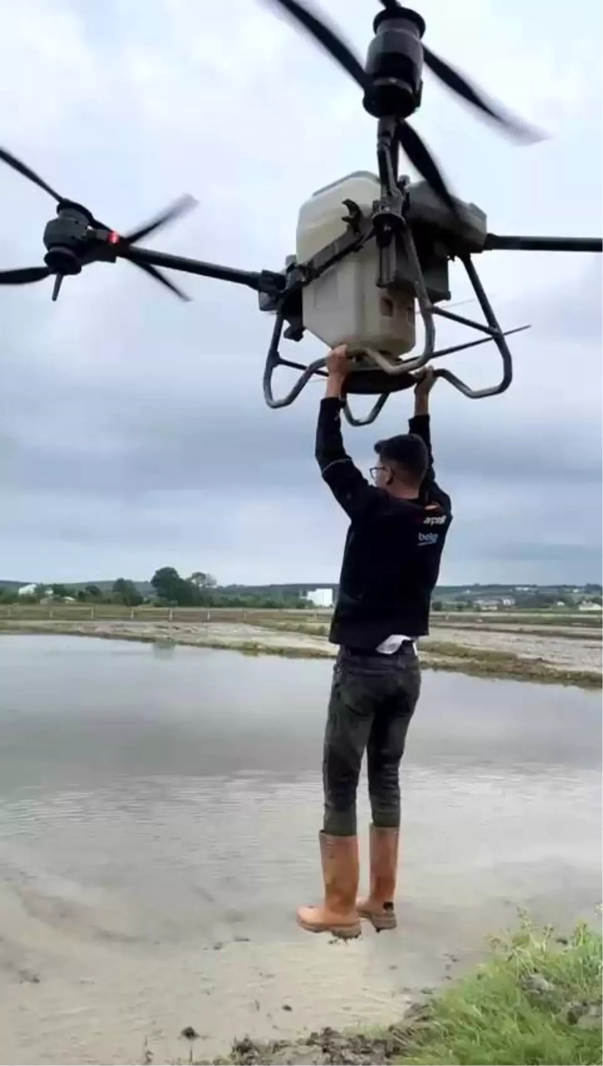 Çiftçi Tarım Dronuyla Uçtu