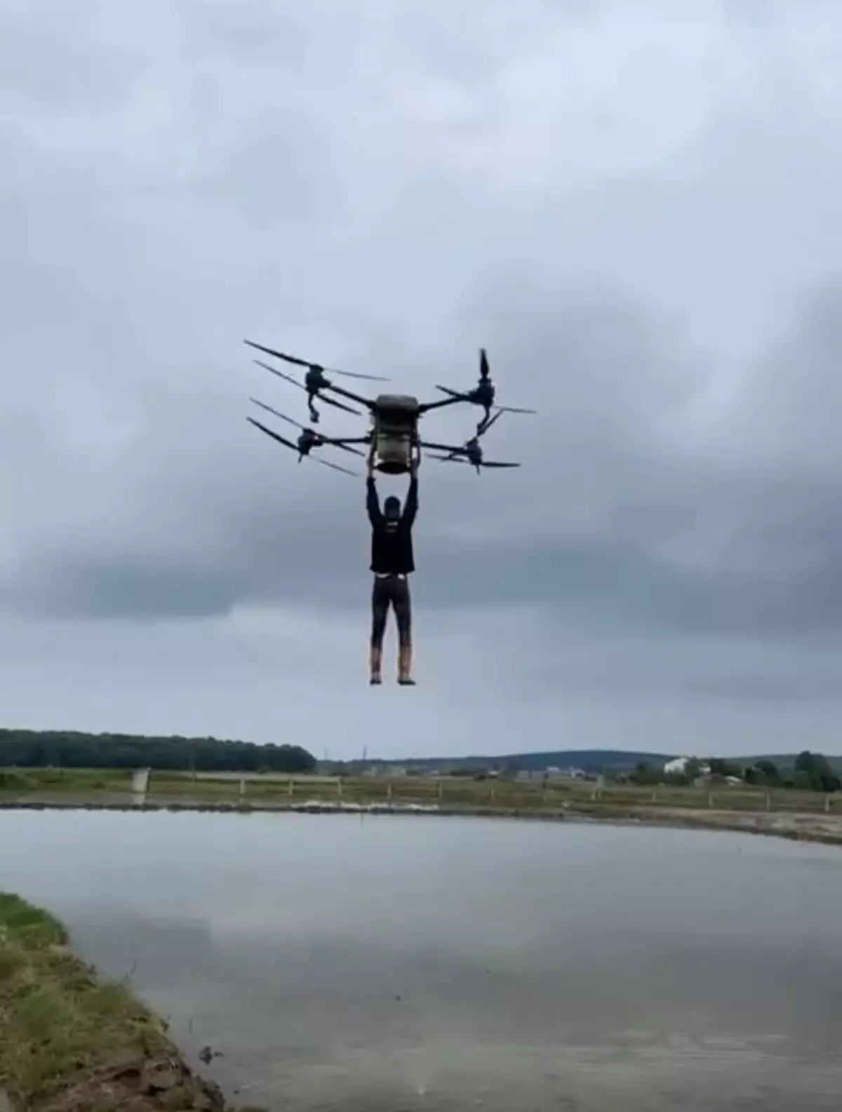 Çiftçi, İlaçlama Dronuna Tutunarak Geçiş Yaptı