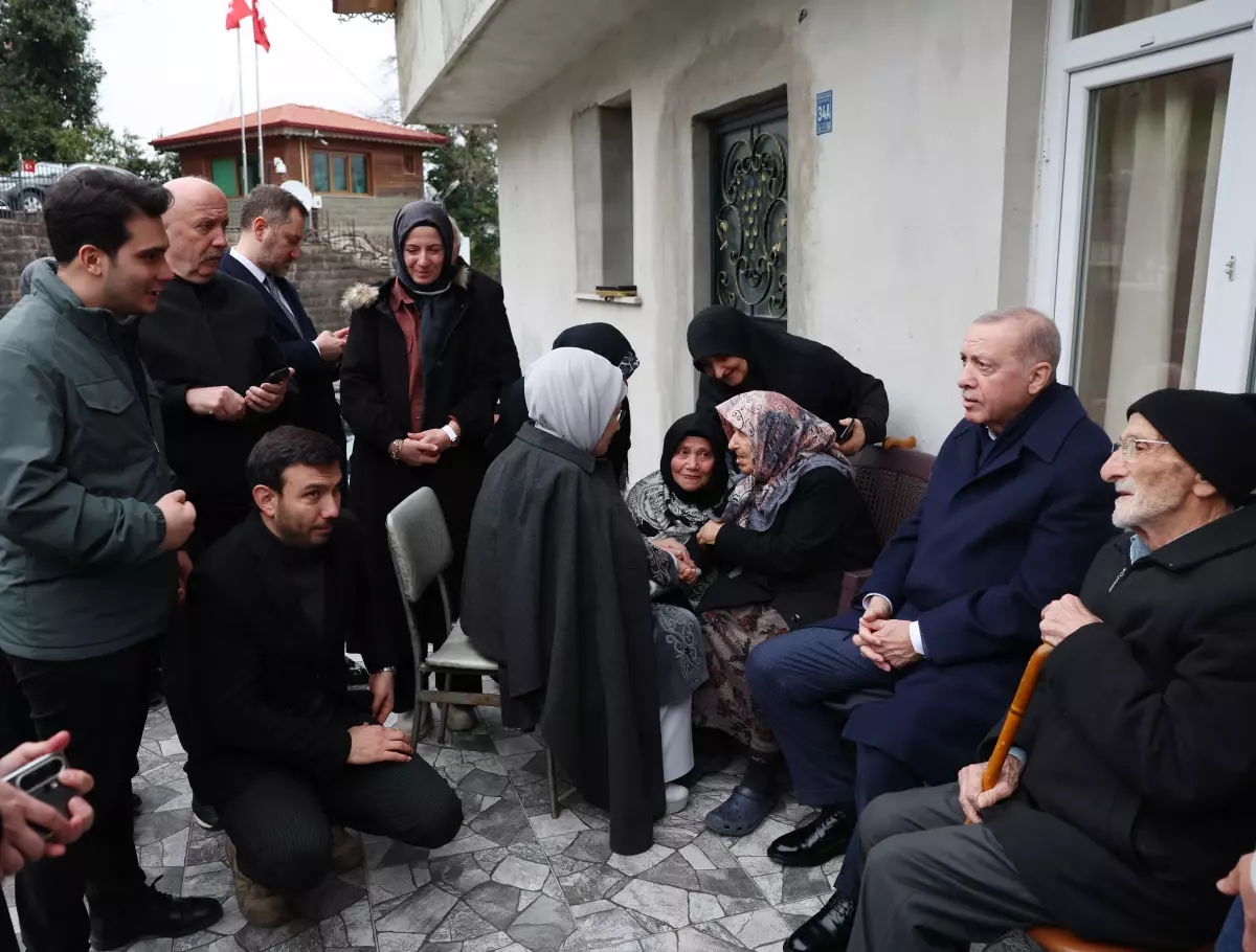 Cumhurbaşkanı Erdoğan Rize\'de Komşularıyla Bayramlaştı