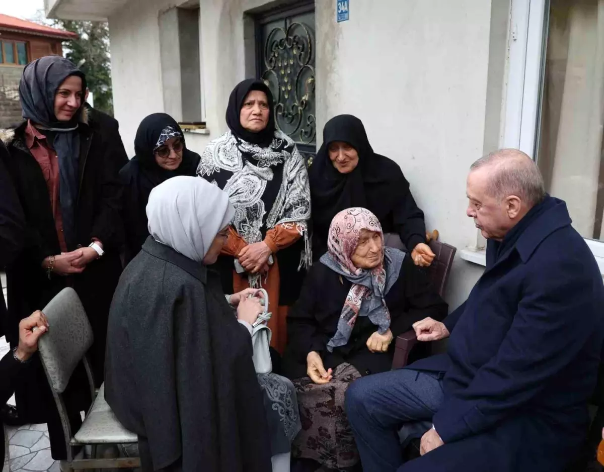 Cumhurbaşkanı Erdoğan, Rize\'de komşularıyla bayramlaştı