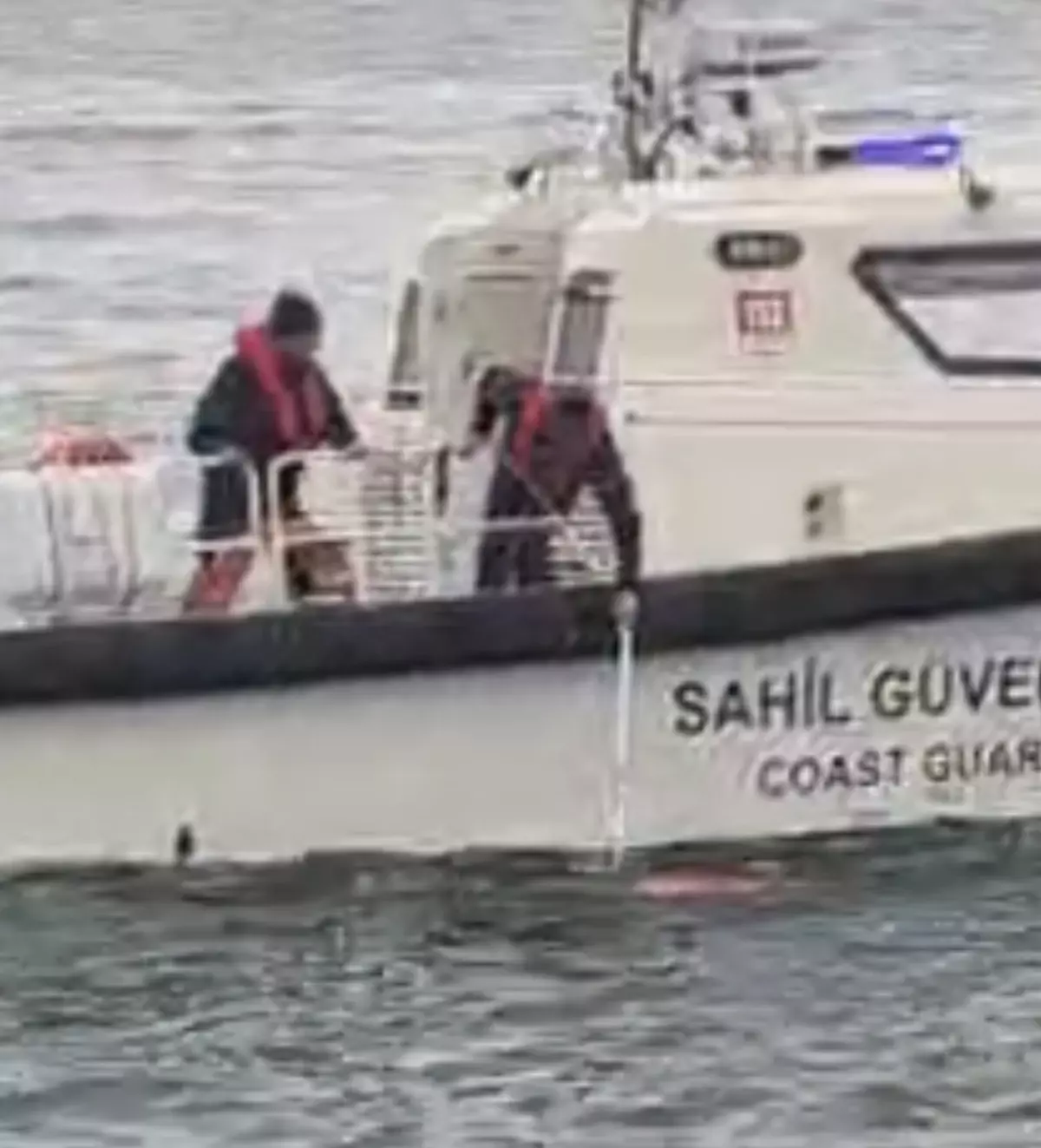 Denizde hareketsiz halde bulunan kadın hastaneye kaldırıldı