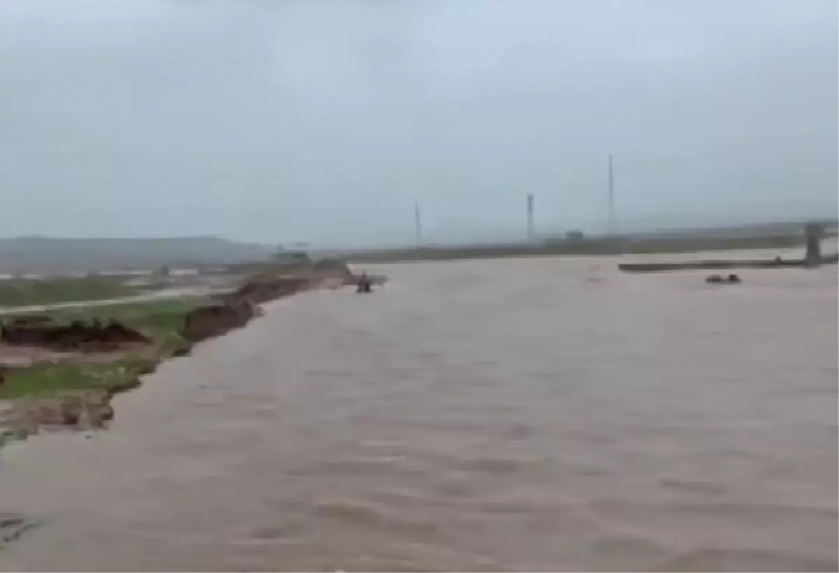 Diyarbakır\'da Sel: Köprü Su Altında Kaldı