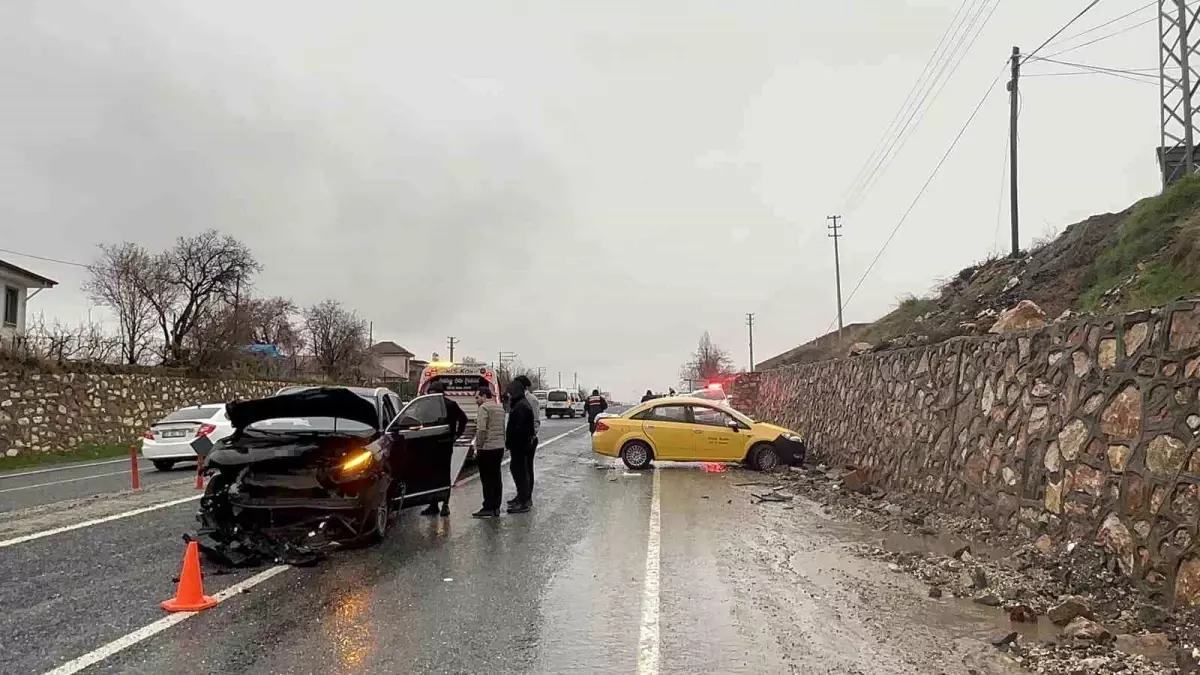 Elazığ\'da Trafik Kazası: 2 Yaralı