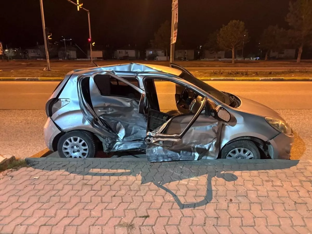 Erzincan\'da iki otomobil çarpıştı: 1\'i ağır 3 yaralı