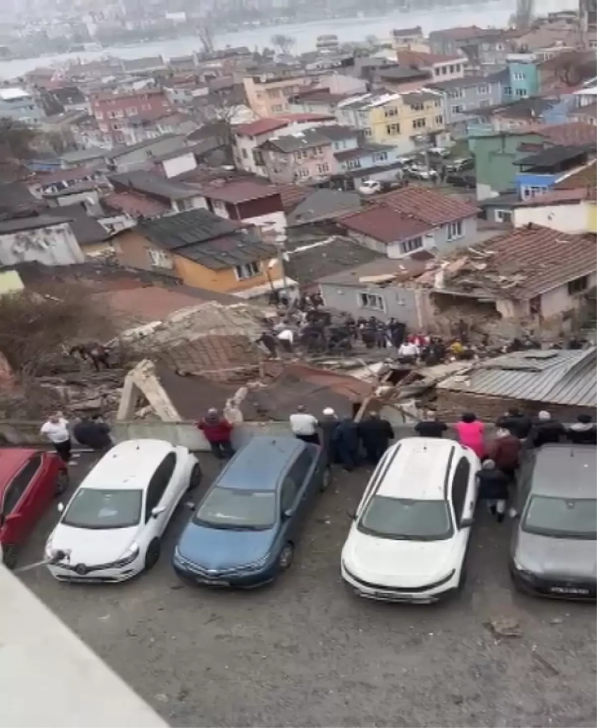 FATİH\'te Doğal Gaz Patlaması: İki Bina Çöktü