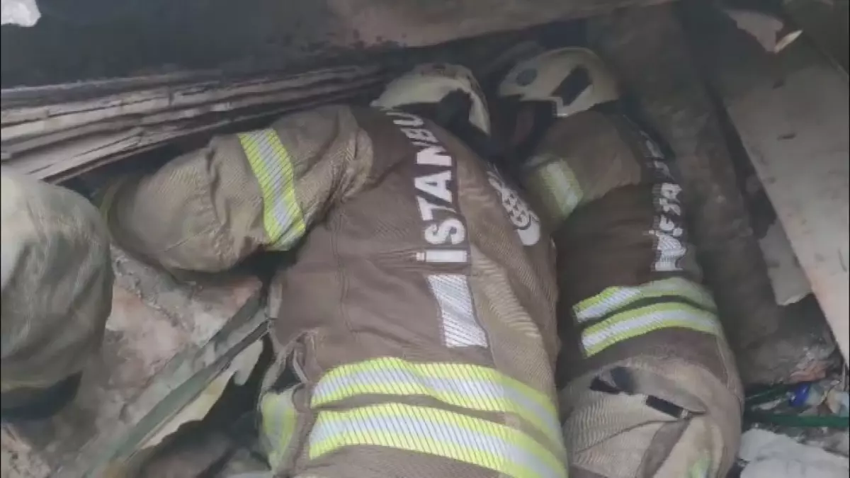 Fatih\'te çöken binalarda enkaz altında kalanlar böyle kurtarıldı