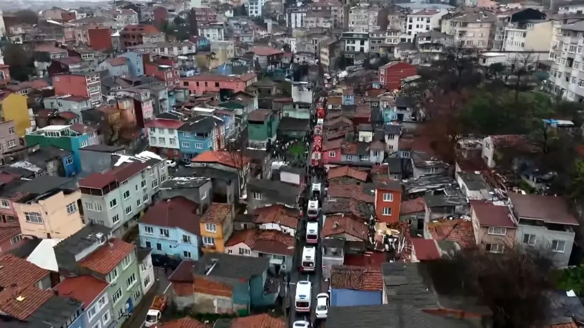 Fatih\'te Doğal Gaz Patlaması: İki Bina Çöktü