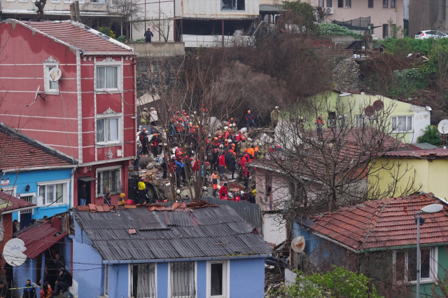 Fatih'te çöken binada enkaz altında kalanlar böyle kurtarıldı Fatih'te çöken binada enkaz altında kalanlar böyle kurtarıldı