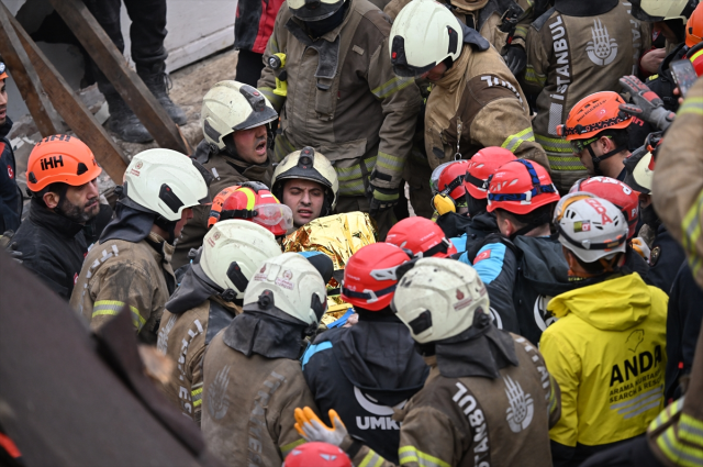 Fatih'te çöken binada enkaz altında kalanlar böyle kurtarıldı Fatih'te çöken binada enkaz altında kalanlar böyle kurtarıldı