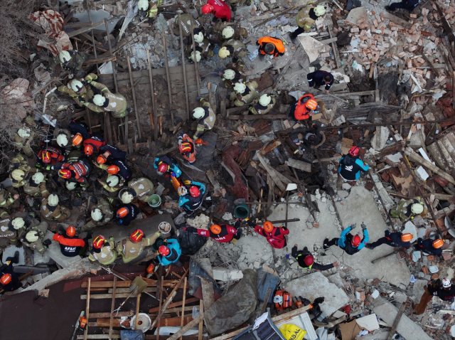 Fatih'te çöken binada enkaz altında kalanlar böyle kurtarıldı Fatih'te çöken binada enkaz altında kalanlar böyle kurtarıldı
