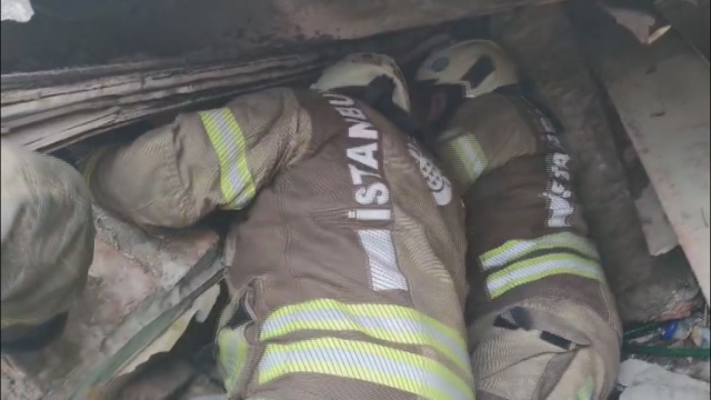 Fatih'te çöken binada enkaz altında kalanlar böyle kurtarıldı Fatih'te çöken binada enkaz altında kalanlar böyle kurtarıldı