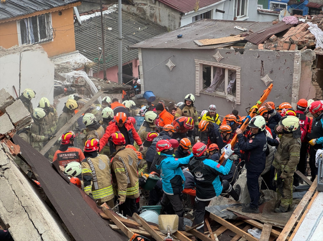 Fatih'te çöken binada enkaz altında kalanlar böyle kurtarıldı Fatih'te çöken binada enkaz altında kalanlar böyle kurtarıldı