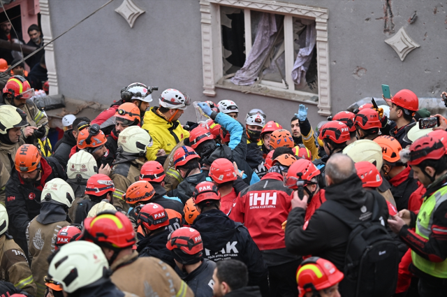 Fatih'te çöken binada enkaz altında kalanlar böyle kurtarıldı Fatih'te çöken binada enkaz altında kalanlar böyle kurtarıldı