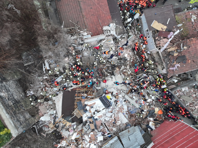 Fatih'te çöken binada enkaz altında kalanlar böyle kurtarıldı Fatih'te çöken binada enkaz altında kalanlar böyle kurtarıldı